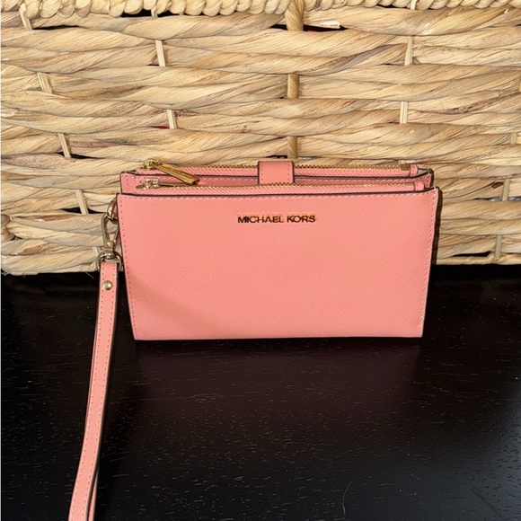 Michael Kors Coral Wristlet - Picture 1 of 7